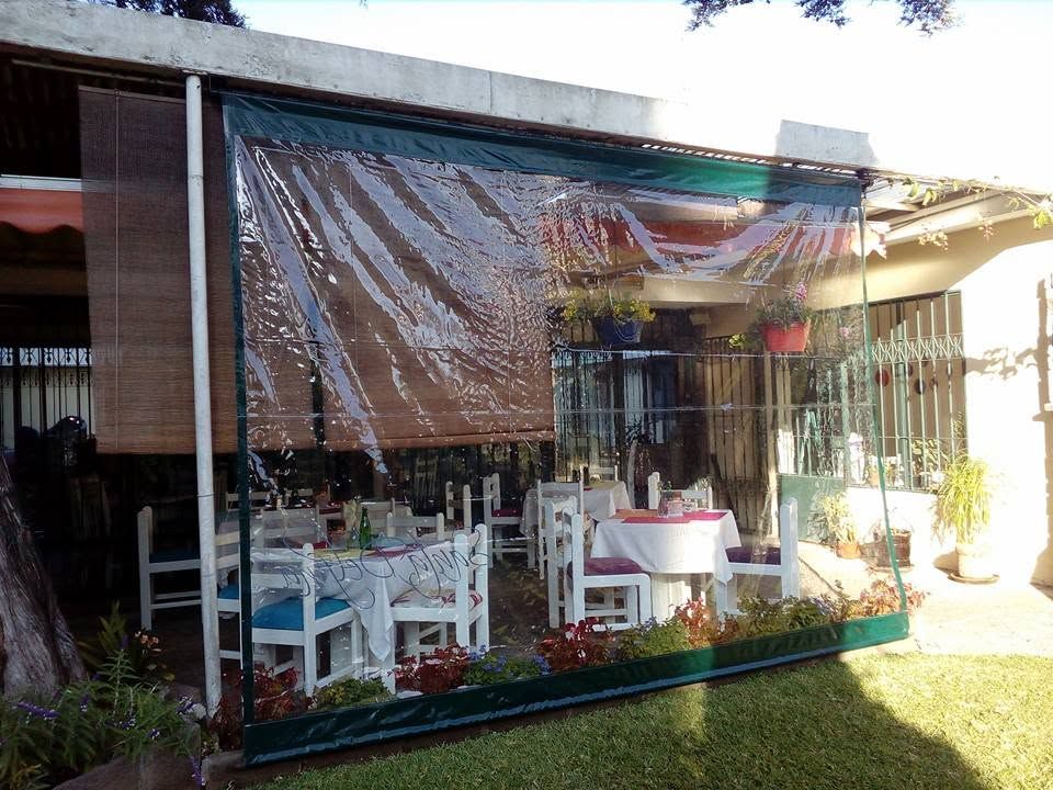 Cortinas enrollables transparentes en la terraza de un restaurante