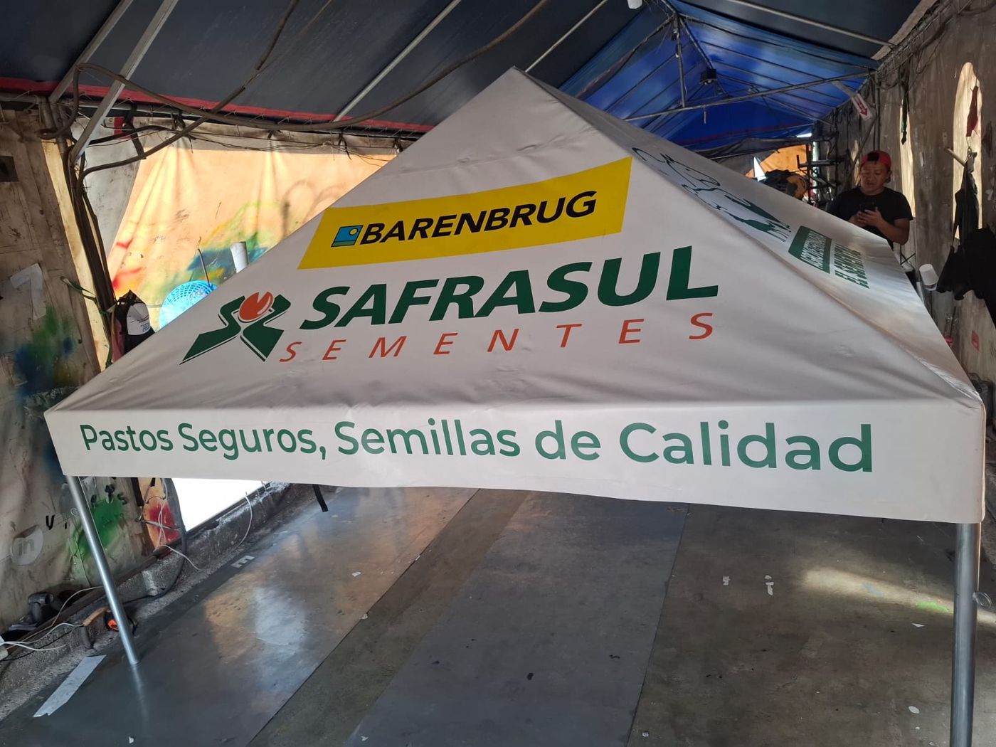 Carpa blanca con logo impreso en la cubierta