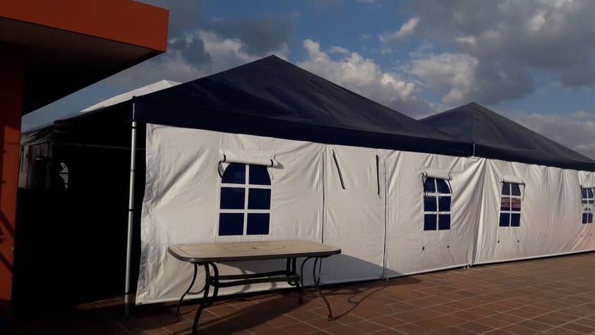 Toldo fijo de 12 por 6 metros con paredes y ventanas en una terraza