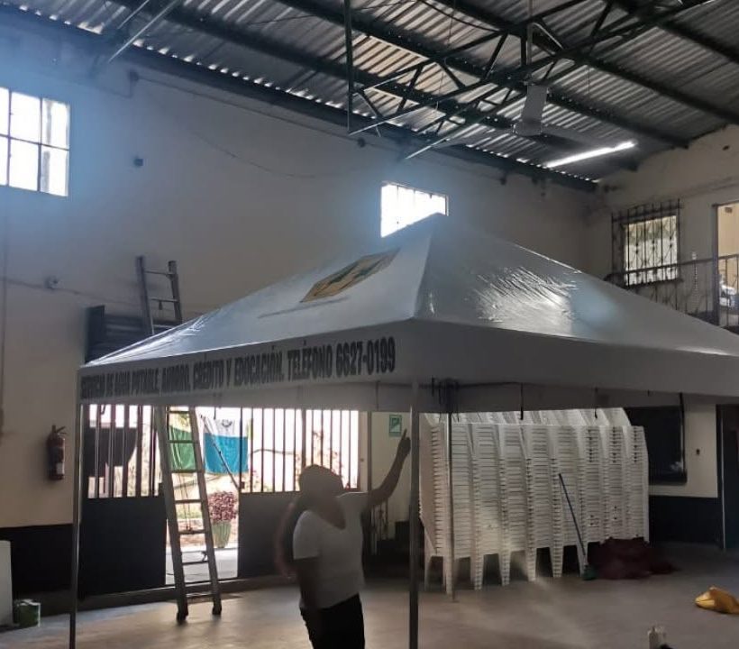 Toldo de 4 por 4 metros con impresión, armado dentro de un salón